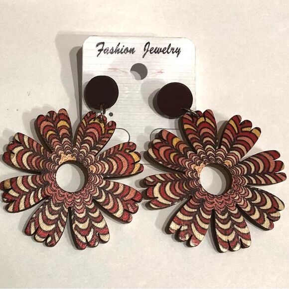 Boho Chic Feathers Cut Out Wooden Hoop Earrings - 216 - Picture 3 of 7